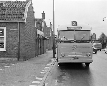 851753 Afbeelding van een stadsbus (lijn 2) in de Bleekstraat te Utrecht, bij de halte Veerstraat.
